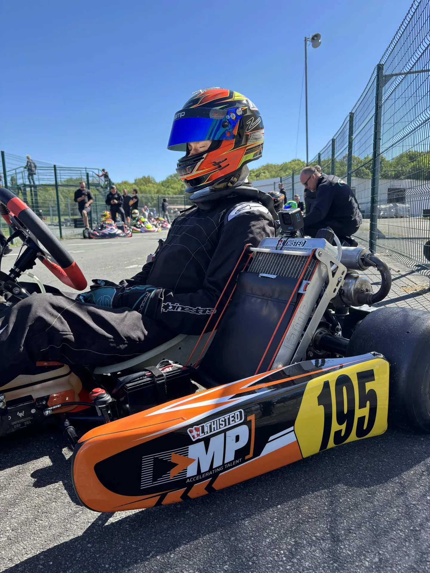 Linus Thisted i sin orange Henza-kart #195 i ryttergården