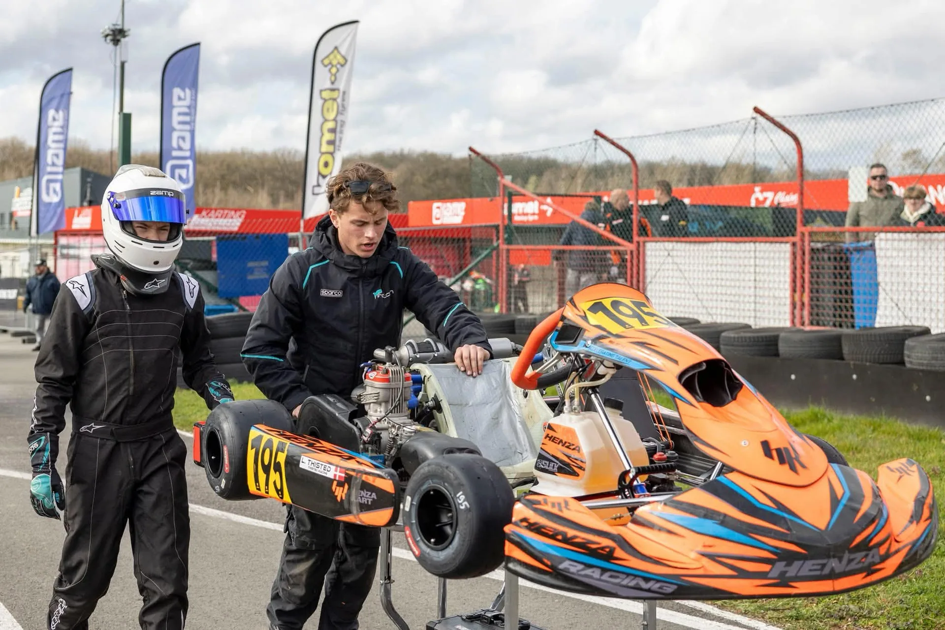Louie hjælper Linus' kart mod startopstillingen