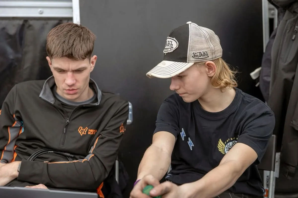 Linus og Mickey ved laptoppen mellem heats