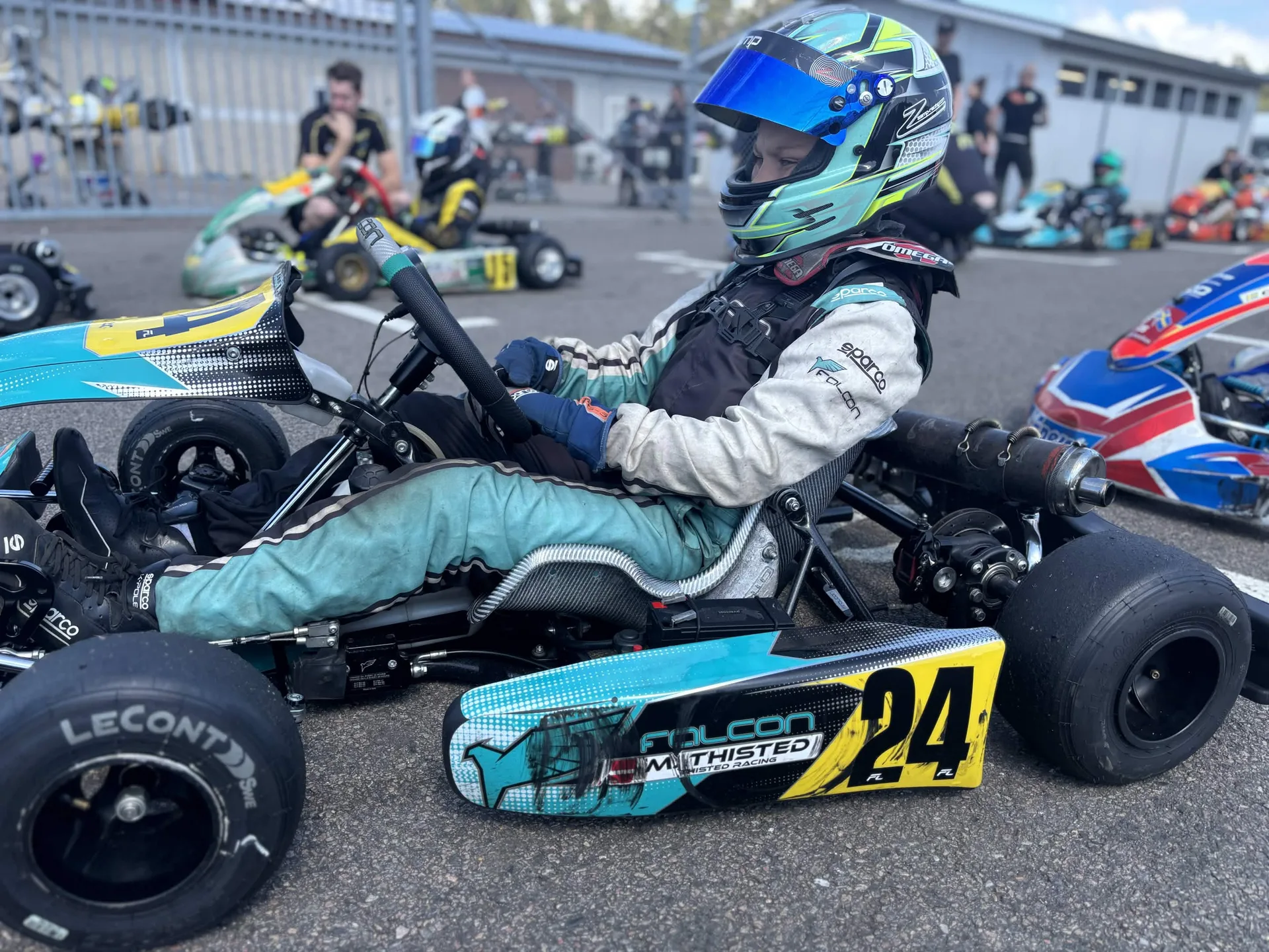 Mickey i Falcon-karten med startnummer 24