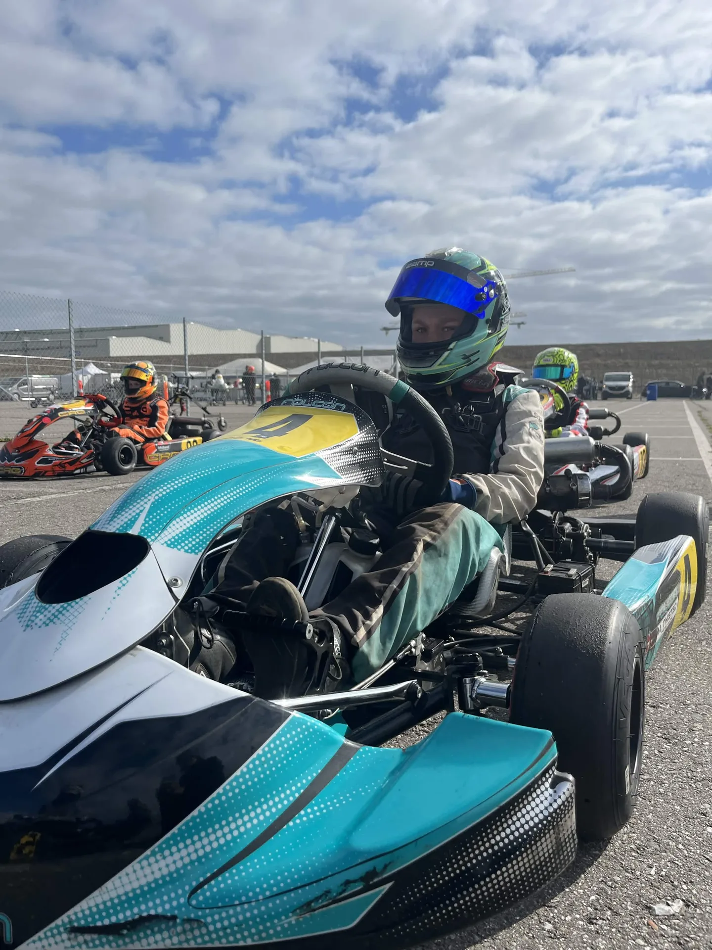 Mickey Thisted klar på startgriden i den turkise Falcon-kart #4