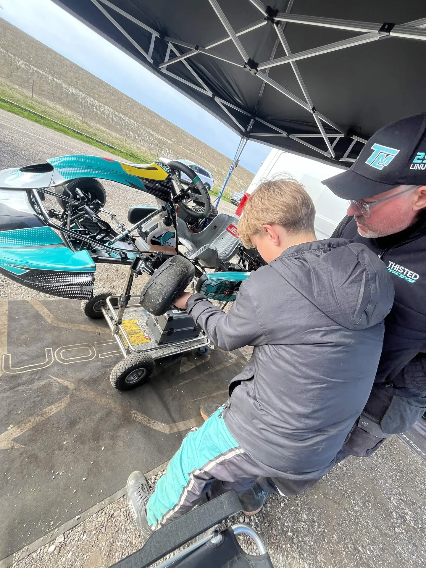 Der skrues på Mickeys Falcon-kart under teltet
