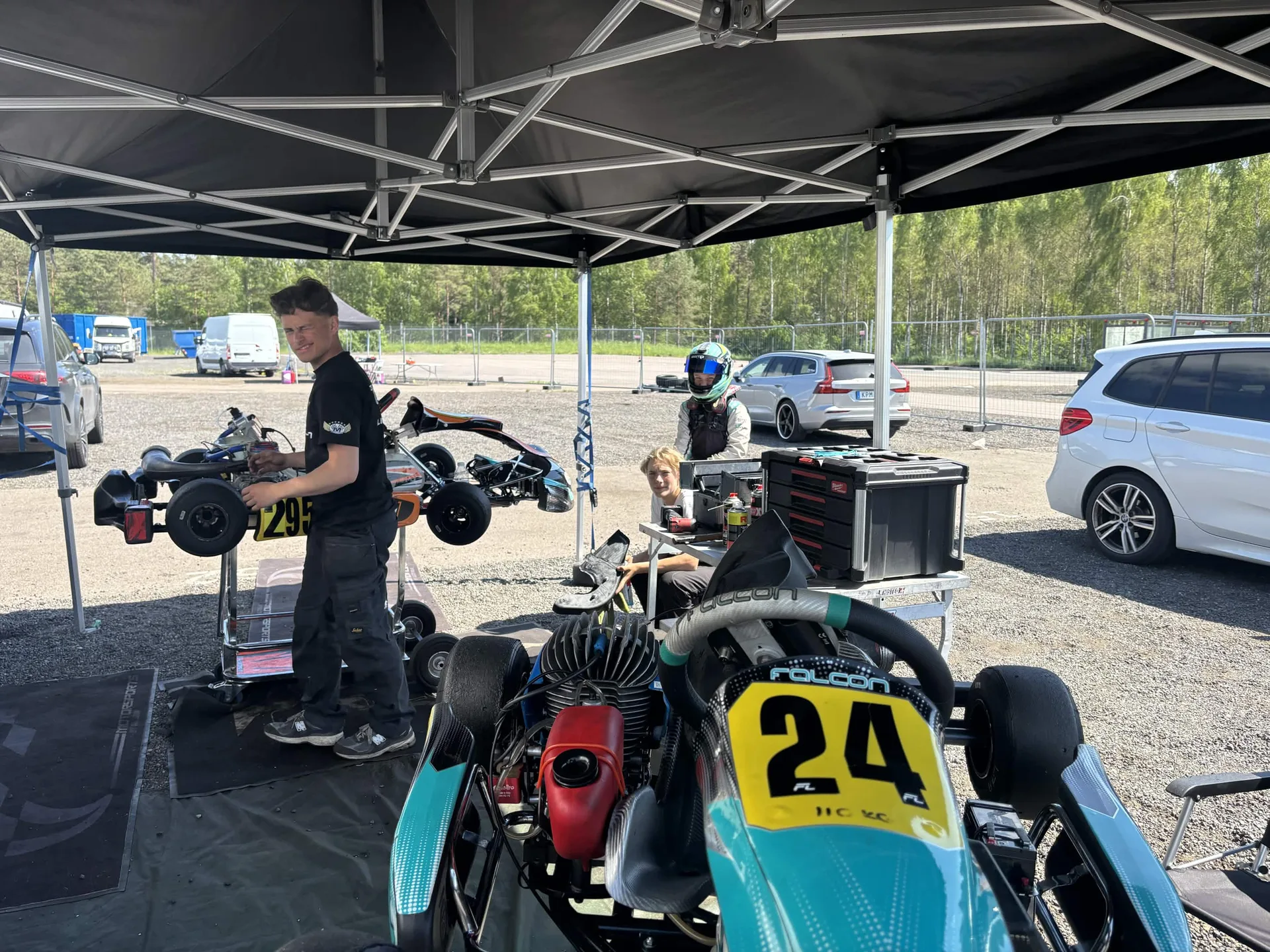 Holdets karts under teltet mellem heats